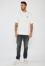 טי שירט לגברים בצבע לבן עם לוגו והדפס גרפי בגב